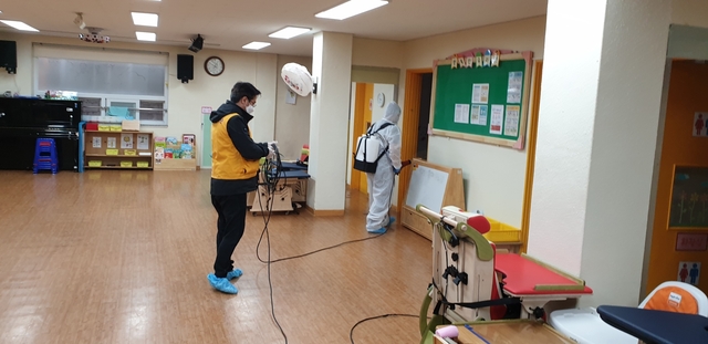 ▲ ㈜화성산업, 화성자원봉사단은 지난 27일 수성구 두산동 소재 장애어린이집을 찾아 봉사활동을 가졌다.ⓒ화성산업