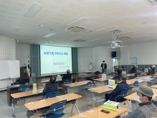 ▲ 칠곡군(군수 백선기)은 본격적인 영농철을 맞아 농업인들의 농업기계 안전사고 예방을 위한 사용자 안전보수교육을 한다.ⓒ칠곡군