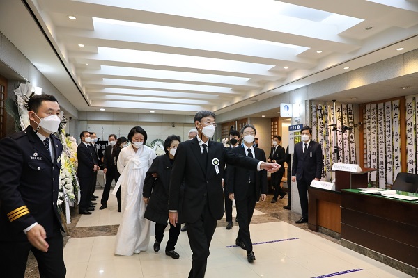 ▲ 신동원 부회장을 비롯한 유가족들이 입관식에 참석하기 위해 분향소를 나서고 있다.ⓒ농심