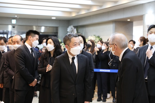 ▲ 신동원 부회장을 비롯한 유가족들이 입관식에 참석하기 위해 분향소를 나서고 있다.ⓒ농심