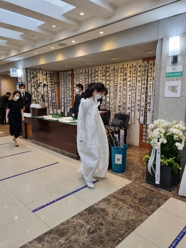 ▲ 신동원 부회장을 비롯한 유가족들이 입관식에 참석하기 위해 분향소를 나서고 있다.ⓒ농심