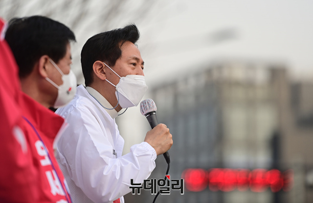 ▲ 오세훈 국민의힘 서울시장 후보가 지난 26일 오후 서울 송파구 새마을시장 입구에서 열린 선거유세에서 차량에 올라 지지를 호소하고 있다.ⓒ정상윤 기자