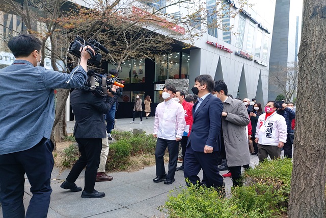 ▲ 안철수 국민의당 대표가 29일 서울 여의도역 근처에서 오세훈 국민의힘 후보 지원유세에 나서고 있다.ⓒ뉴데일리 DB