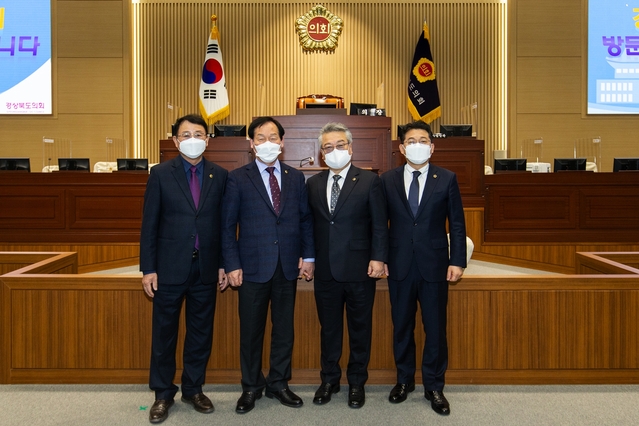 ▲ 경북도의회 고우현 의장(왼쪽 두번째)과 안희영 의회운영위원장(왼쪽 첫번째)은 충북도의회 이상욱 운영위원장을 접견하고 지방의회차원의 공동대응에 협력하기로 했다.ⓒ경북도의회