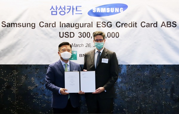 ▲ 지난 29일 열린 ESG 외화 ABS 발행 기념식에서 삼성카드 안기홍 경영지원실장(왼쪽)과 BNP 파리바 필립 누와로 한국대표가 기념촬영을 하고 있다. ⓒ삼성카드