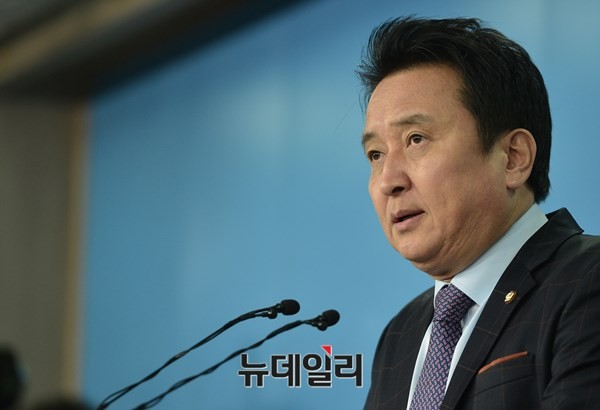 ▲ 더불어민주당 출신인 김영환 전 의원이 30일 범여권 의원들이 발의한 민주화유공자예우법과 관련해 비판을 쏟아냈다. ⓒ정상윤 기자