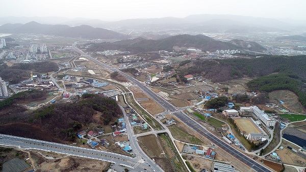 ▲ 충남 공주시와 행복도시를 잇는 연결도로가 착공한 지 4년 만에 개통된다.ⓒ공주시