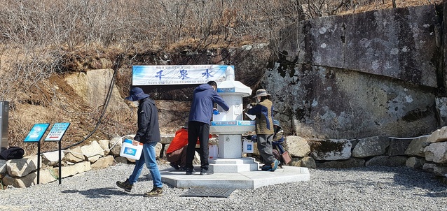 ▲ 비슬산의 관광자원 중 하나인 천천수(千泉水)는 해발 1천 미터 고지에 있는 고찰 대견사에서 천년을 이어온 자연 샘물이다.ⓒ대구시