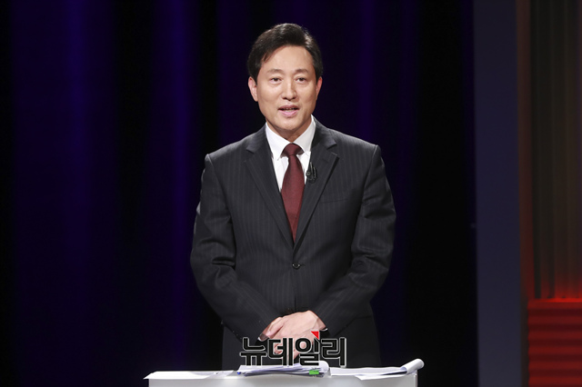 ▲ 오세훈 국민의힘 서울시장 후보가 29일 오후 서울 마포구 상암동 MBC에서 열린 100분토론에서 인사말을 하고 있다.ⓒ이종현 기자(사진=공동취재단)
