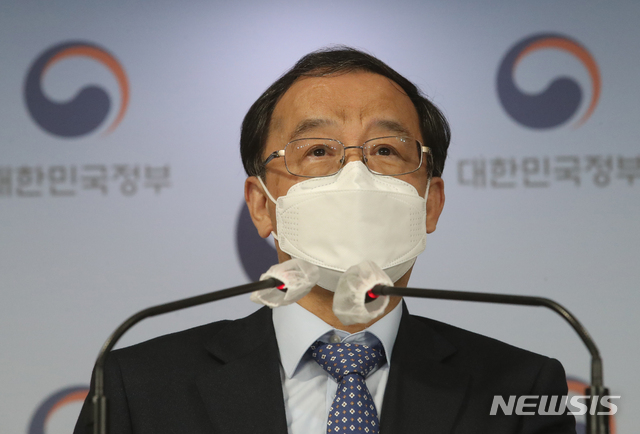 ▲ 박계옥 국민권익위원회 상임위원이 30일 서울 종로구 정부서울청사 합동브리핑실에서 김학의 전 법무부 차관 긴급출국금지 신고 관련 전원위원회 결과, '공수처법'상 피신고자 신분, 범죄혐의 등을 고려해 공수처에 이첩하기로 결정했다며 브리핑을 하고 있다. ⓒ뉴시스