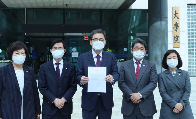 ▲ 국민의힘 곽상도·조경태·황보승희·정경희·배준영 의원이 30일 부산대를 방문해 차정인 총장을 만나 조민 씨의 의학전문대학원 입학 취소 여부를 조속히 결정하라고 촉구했다. ⓒ황보승희 의원실