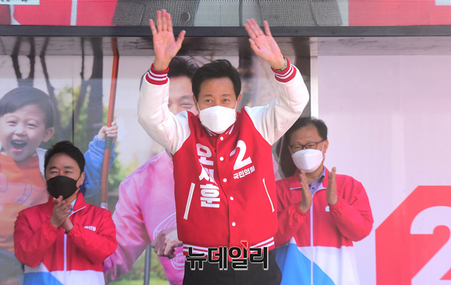 ▲ 오세훈 국민의힘 서울시장 후보가 30일 오후 서울 영등포역 앞에서 열린 집중유세에서 시민들에게 지지를 호소하고 있다.ⓒ이종현 기자