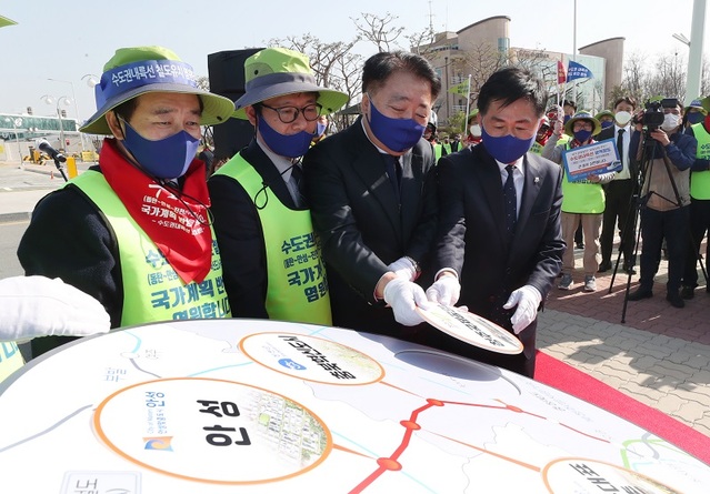▲ 30일 청주공황에서 한범덕 청주시장과 최충진 청주시의장 등이 참석한 가운데 수도권내륙선 광역철도, 국가계획 반영 염원을 위한 행사가 열리고 있다.ⓒ청주시