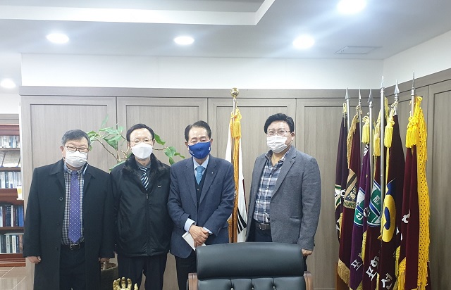 ▲ 흥해읍 기독교교회연합회는 선린대 총장실을 방문해 장학금을 전달했다.ⓒ선린대