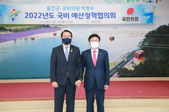 ▲ 왼쪽부터 전찬걸 울진군수, 박형수 국회의원.ⓒ울진군