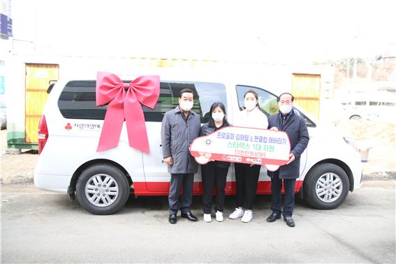 ▲ 지난달 6일 KLPGA프로골퍼 김해림(삼천리)씨와 팬클럽 해바라기(회장 이희진)가 기증한 스타렉스. 사진 좌측부터 박문희 충북도의회 의장, 송은기 어울림 대표, 김해림 프로골퍼, 한병수 청시의회 의원.ⓒ충북공동모금회