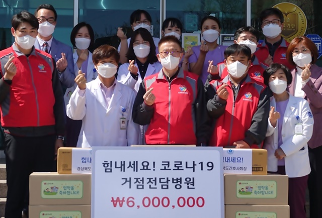 ▲ 지난 30일 LG이노텍 구미지부 노조원들이 코로나19 거점 전담병원인 경상북도 구미시 큰사랑요양병원을 방문해 초등학교 입학 자녀를 둔 간호사들에게 학용품 세트와 감사 편지를 전달했다. ⓒLG이노텍