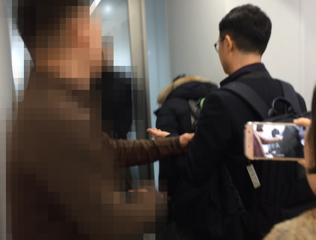 ▲ 2017년 애플코리아에 대한 공정위 조사과정에서 현장진입을 방해하는 모습 ⓒ공정위 제공