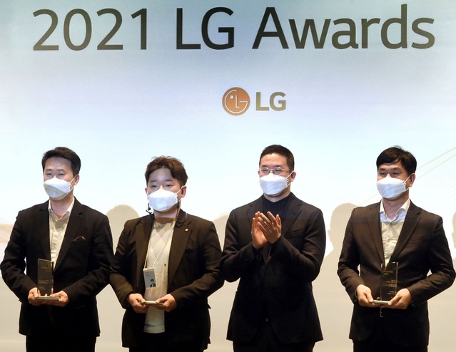 ▲ 30일 오후 서울 마곡 LG사이언스파크에서 개최한 'LG 어워즈(Awards)'에서 구광모 LG 대표가 일등LG상 수상자들과 기념 촬영을 하고 있다. ⓒLG