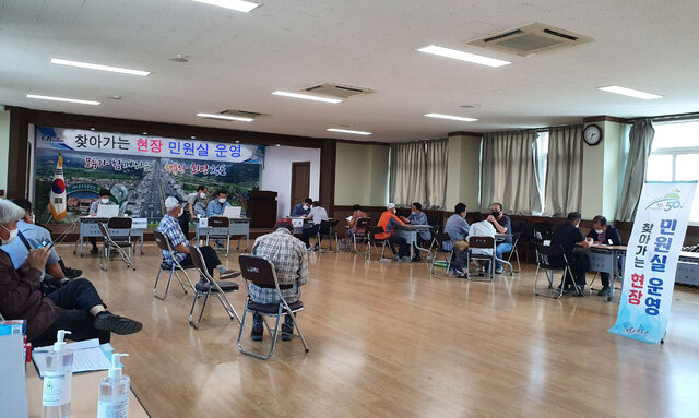 ▲ 청도군(군수 이승율)은 오는 4월 1일부터 15일까지 원거리 주민들이 군청을 찾아오지 않고 집에서 가까운 곳에서 다양한 행정서비스를 받을 수 있도록 ‘2021 찾아가는 현장민원실’을 운영한다.ⓒ청도군