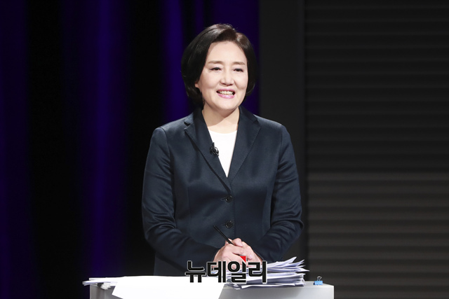 ▲ 박영선 더불어민주당 서울시장 후보가 남편 소유의 도쿄 아파트를 두고 비판을 쏟아낸 국민의힘 인사들을 검찰에 고소한 가운데 내로남불 논란에 휩싸였다. ⓒ이종현 기자