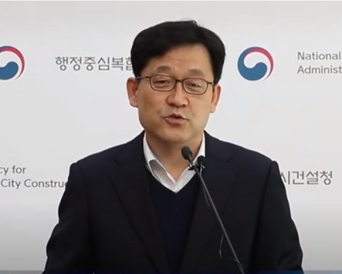 ▲ 유근호 행복청 기반시설국장이 31일 온라인 비대면 브리핑에서 국가 균형발전을 선도할 친환경·스마트도시건설 등 4대 핵심과제를 선정, 추진계획을 발표하고 있다.ⓒ브리핑 화면 캡처