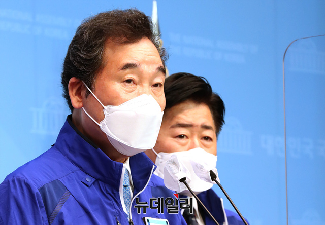 ▲ 이낙연 더불어민주당 상임선대위원장이 31일 오전 국회 소통관에서 대국민호소 기자회견을 갖고 있다. ⓒ이종현 기자