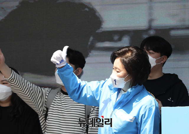 ▲ 박영선 더불어민주당 서울시장 후보가 31일 오후 서울 동작구 이수역 태평백화점 앞에서 열린 집중유세에서 시민들에게 지지를 호소하고 있다. ⓒ뉴데일리 DB