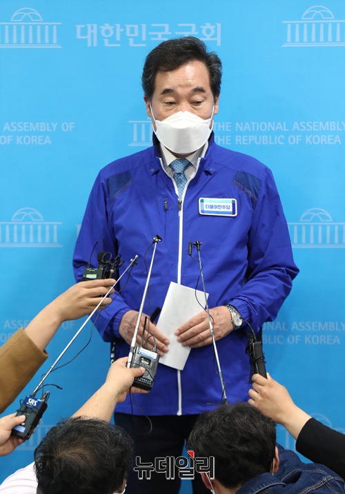▲ 이낙연 더불어민주당 상임선대위원장이 31일 오전 국회 소통관에서 대국민호소 기자회견을 마치고 기자들의 질문에 답하고 있다.ⓒ이종현 기자