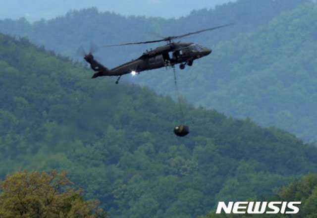 ▲ 경북 성주 사드 포대로 연료통을 실어나르는 한국 육군 UH-60 헬기. 레이더 등의 장비를 작용하려면 엔진을 켠 채로 있어야 한다. ⓒ뉴시스. 무단전재 및 재배포 금지.