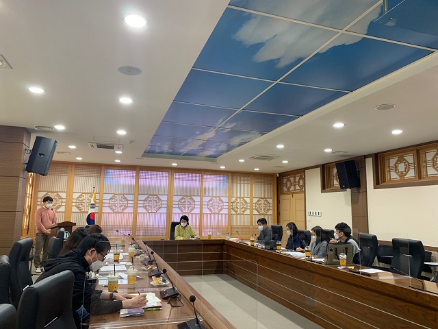 ▲ 군위군은 2021년 기본형 공익직불제 사업 신청에 앞서 직불사업 담당자 회의를 실시했다.ⓒ군위군