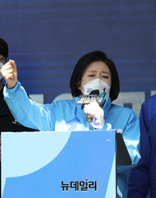 ▲ 박영선 더불어민주당 서울시장 후보가 31일 오후 서울 동작구 이수역 태평백화점 앞에서 열린 집중유세에서 시민들에게 지지를 호소하고 있다. ⓒ이종현 기자(사진=박영선 캠프)