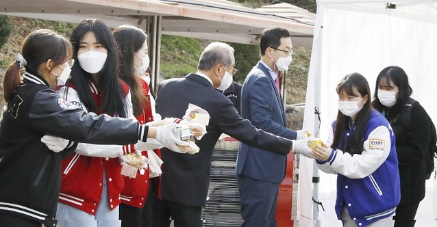 ▲ 유재원 총장(오른쪽서 두번째)과 부총장(왼쪽서 첫번째)이 학생들에게 간식을 나눠주고 있다.ⓒ한국영상대