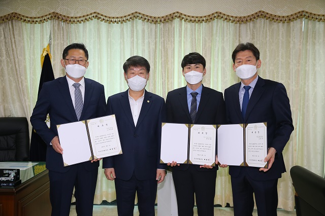 ▲ 의성군의회(의장 배광우)는 2020 회계연도 결산검사위원인 지무진 대표위원(의성군의회 의원), 김용우(전 의성군 국장), 박주태(세무사) 위원에게 위촉장을 수여했다.ⓒ의성군의회