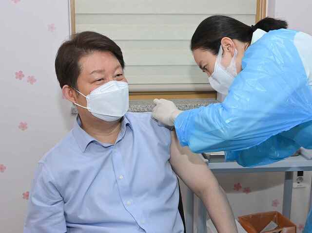 ▲ 권영진 대구시장이 1일 오전 중구 보건소에서 아스트라제네카 백신을 맞았다.ⓒ대구시