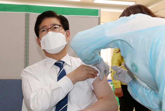 ▲ 양승조 충남도지사가 1일 홍성군보건소에서 신종 코로나바이러스 감염증(코로나19) 예방 백신 맞고 있다.ⓒ충남도