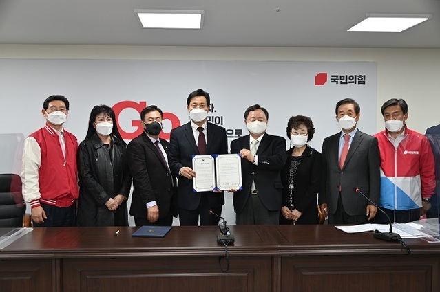 ▲ 한국주민자치중앙회(대표회장 전상직)가 지난달 31일 서울시 여의도동에 위치한 오세훈 후보 선거사무소에서 오 후보와 주민자치 정책협약식을 가졌다. ⓒ뉴데일리