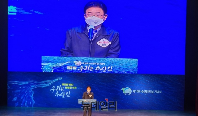 ▲ 이철우 경상북도지사는 축사를 통해 “코로나19로 인해 어려운 여건속에서도 묵묵히 수산업을 지켜온 수산인 여러분들이 고맙고 자랑스럽다”고 말했다.ⓒ뉴데일리 박진호 기자