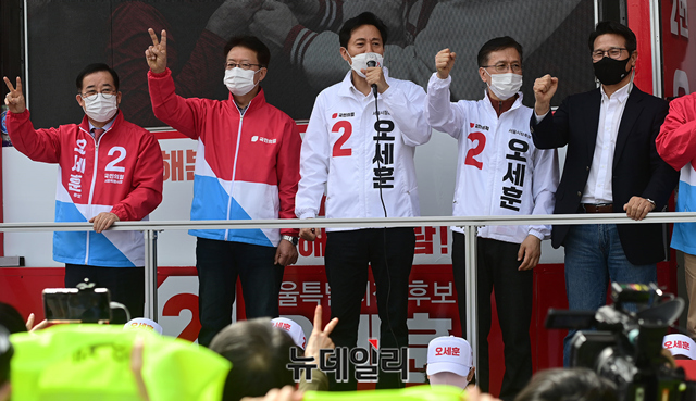 ▲ 오세훈 국민의힘 서울시장 후보, 박성중 국회의원, 정병국 전 의원, 한상학 성북갑 당협위원장 등이 1일 오후 서울 성북구 현대백화점 앞에서 열린 유세에서 손을 맞잡고 지지호소를 하고 있다.ⓒ정상윤 기자