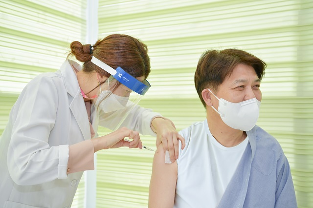 ▲ 이희진 영덕군수가 아스트라제네카 백신을 접종하고 있다.ⓒ영덕군