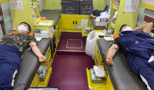 ▲ 영진전문대 공군부사관학군단이 사랑의 헌혈에 동참했다. 사진은 지난 1일 학군단 학생들이 대학 글로벌캠퍼스에서 경북혈액원의 협조로 헌혈에 나선 모습.ⓒ영진전문대