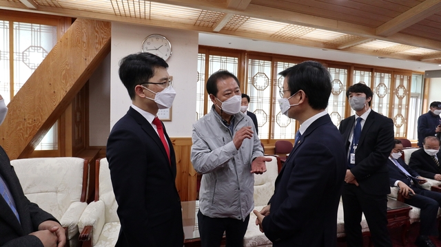 ▲ 경북도의회 남진복(중간) 의원이 지난 30일 국회 농해수위 이개호 위원장과 전격적인 면담을 통해 울릉주민의 고통해소를 위한 카페리선 공모절차 속개가 필요하다고 역설했다.ⓒ남진복 의원