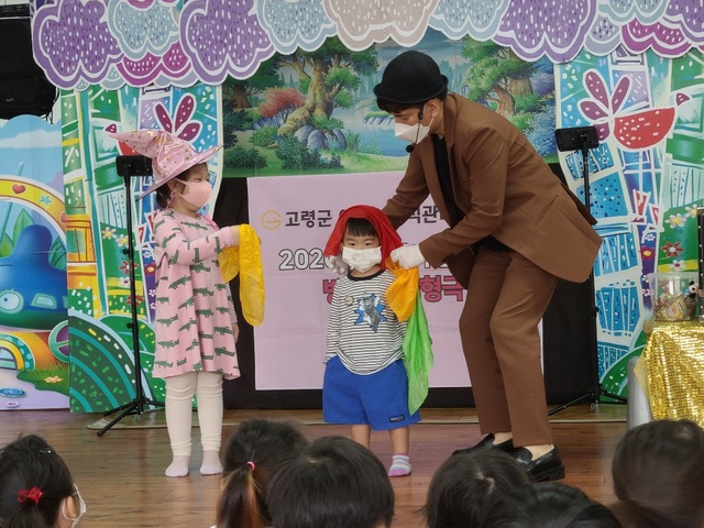 ▲ 령군어린이급식관리지원센터가 어린이들을 대상으로 인형극으로 위생교육을 실시하고 있다.ⓒ대구보건대