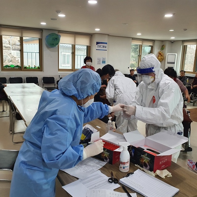 ▲ 충북 진천군의 외국인 코로나19 전제검사 장면.ⓒ진천군