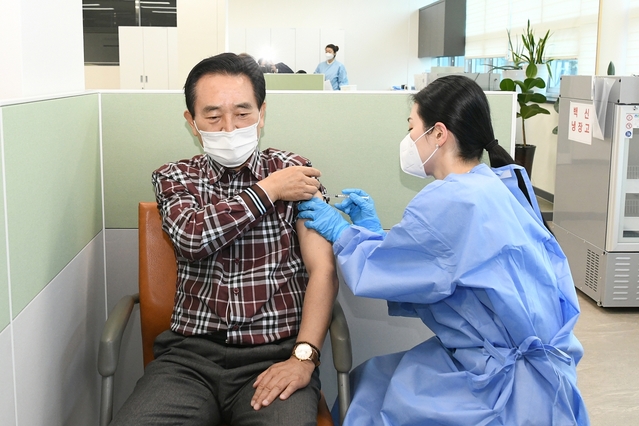 ▲ 김문오 달성군수가 2일 오후 달성군보건소에서 코로나19 백신을 접종받았다.ⓒ달성군