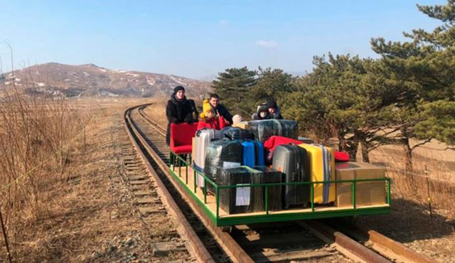 ▲ 지난 2월 26일 러시아 외교부가 공개한 사진. 러시아 외교관 가족이 수동 궤도수레를 직접 밀면서 북한을 탈출하는 모습. ⓒ뉴시스. 무단전재 및 재배포 금지.