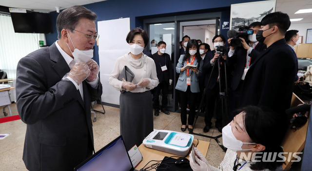 ▲ 문재인 대통령이 2일 오전 서울시 종로구 삼청동 주민센터에 마련된 2021 재·보궐선거 사전투표소에서 본인확인을 받고 있다. ⓒ뉴시스