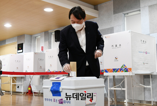 ▲ 윤석열 전 검찰총장이  2일 오전 서울 서대문구 남가좌1동 주민센터에 마련된 4·7 재·보궐선거 사전투표소를 찾아 투표를 하고 있다.ⓒ이종현 기자