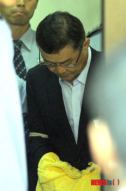 ▲ 철거업체로부터 억대 금품을 수수한 혐의를 받았던 김명수 당시 서울시의회 의장이 지난 2013년 10월 2일 오전 경기 수원지방법원에서 구속 전 피의자심문을 마친 뒤 호송차로 이동하고 있다. ⓒ뉴시스