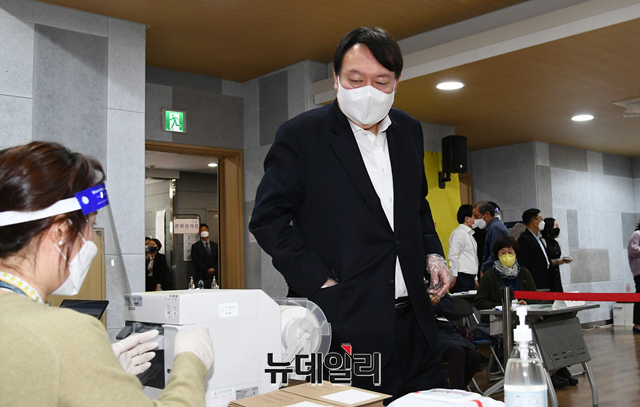 ▲ 윤석열 전 검찰총장이 2일 오전 서울 서대문구 남가좌1동 주민센터에 마련된 4.7재보궐 선거 사전투표소에서 투표방법 설명을 듣고 있다.ⓒ이종현 기자